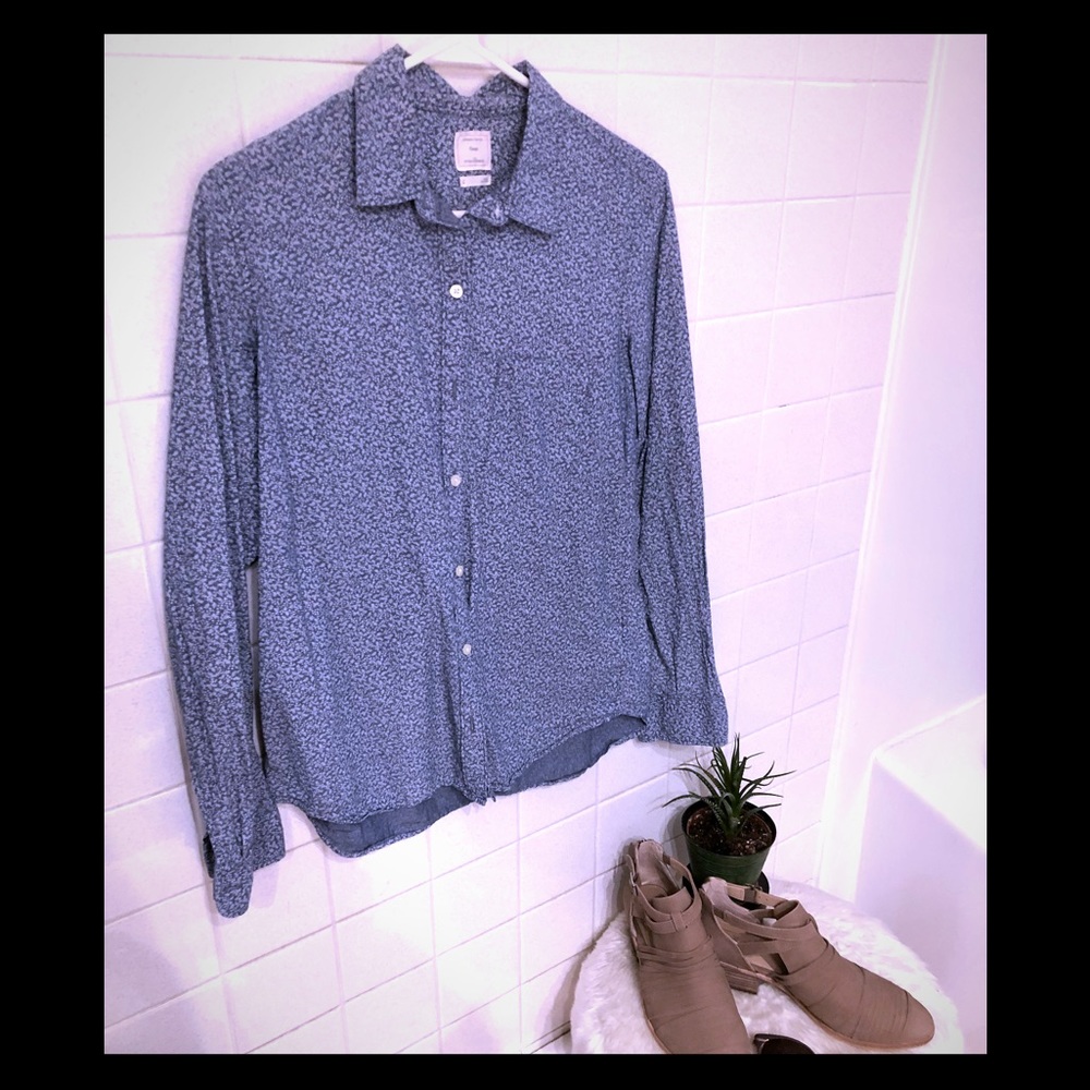 GAP tiny patterned button up chambray